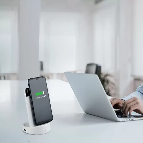 VT-3509 8000Mah Vezeték Nélküli Power Bank Kijelzővel És Állványnyal - Fehér