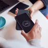 VT-3509 8000 Mah Vezeték Nélküli Power Bank Kijelzővel És Állványnyal - Sötétkék