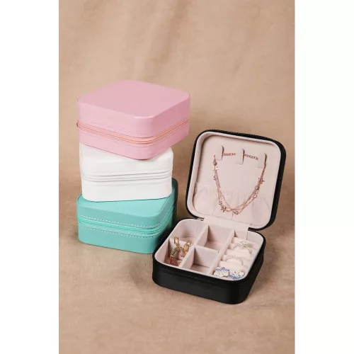 Elegáns fehér PU bőr ékszerdoboz, 10x10x5,5 cm