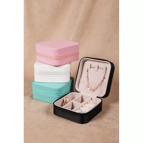 Elegáns fehér PU bőr ékszerdoboz, 10x10x5,5 cm