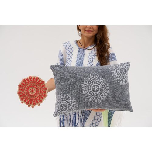 Kézzel készített sötétszürke zsenília párna, 40 x 60 cm | 100% szálas töltelék | Puha és stílusos  otthoni dekorációhoz, tökéletes nappaliba és hálószobába