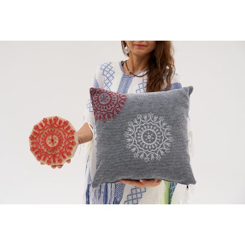 Kézzel készített sötétszürke zsenília párna, 50 x 50 cm | 100% szálas töltelék | Puha és stílusos  otthoni dekorációhoz, tökéletes nappaliba és hálószobába