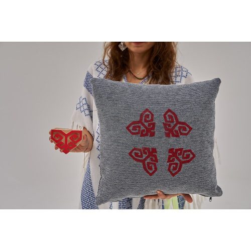 Kézzel készített sötétszürke zsenília párna, 50 x 50 cm | 100% szálas töltelék | Puha és stílusos  otthoni dekorációhoz, tökéletes nappaliba és hálószobába