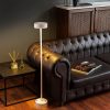 Elegáns fehér állólámpa, fém ház, 111 cm magas, 16 cm átmérő, 5 W LED, 8 órás akkumulátor-élettartam, tökéletes modern lakberendezéshez és világításhoz
