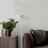 Elegáns fehér állólámpa, fém ház, 111 cm magas, 16 cm átmérő, 5 W LED, 8 órás akkumulátor-élettartam, tökéletes modern lakberendezéshez és világításhoz
