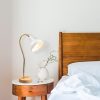 Modern asztali lámpa fém testtel és fa talppal, 52 cm magas, 16 cm átmérő, E27 foglalat, fehér szín | Stílusos Glam és skandináv dizájn otthoni dekorációhoz