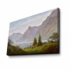 Caspar David Friedrich elegáns dekoratív vászonfestménye, 45 x 70 cm | 100% velúr vászon, 100% fa keret (3 cm) | Lenyűgöző hegyi tó táj