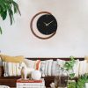 Elegáns dekoratív fém falióra, 48 x 48 cm | 100% acél és fa keret | Csendes mechanizmus | Fekete és dió | Tökéletes otthoni dekorációhoz