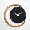 Elegáns dekoratív fém falióra, 48 x 48 cm | 100% acél és fa keret | Csendes mechanizmus | Fekete és dió | Tökéletes otthoni dekorációhoz