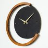 Elegáns dekoratív fém falióra, 48 x 48 cm | 100% acél és fa keret | Csendes mechanizmus | Fekete és dió | Tökéletes otthoni dekorációhoz