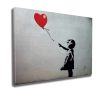 Lenyűgöző Banksy dekoratív vászonfestmény, 50 x 70 cm, 50% pamut/50% poliészter, digitális nyomtatás vászonra, 2 x 3 cm-es fakerettel keretezve, tökéletes a modern dekorációhoz