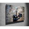 Lenyűgöző Banksy dekoratív vászonfestmény, 50 x 70 cm, 50% pamut/50% poliészter, digitális nyomtatás vászonra, 2 x 3 cm-es fakerettel keretezve, tökéletes a modern dekorációhoz