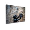 Lenyűgöző Banksy dekoratív vászonfestmény, 50 x 70 cm, 50% pamut/50% poliészter, digitális nyomtatás vászonra, 2 x 3 cm-es fakerettel keretezve, tökéletes a modern dekorációhoz