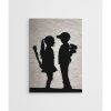 Lenyűgöző Banksy dekoratív vászonfestmény, 50 x 70 cm, 50% pamut/50% poliészter, digitális nyomtatás vászonra, 2 x 3 cm-es fakerettel keretezve, tökéletes a modern dekorációhoz