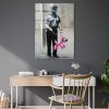 Banksy dekoratív edzett üvegfestménye, 45 x 65 cm | 100% edzett üveg, 4 mm vastag | Stílusos falfestmény modern otthonokba és irodákba