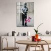 Banksy dekoratív edzett üvegfestménye, 45 x 65 cm | 100% edzett üveg, 4 mm vastag | Stílusos falfestmény modern otthonokba és irodákba