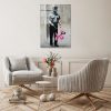 Banksy dekoratív edzett üvegfestménye, 45 x 65 cm | 100% edzett üveg, 4 mm vastag | Stílusos falfestmény modern otthonokba és irodákba