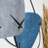 Elegáns dekoratív fém falióra, 58 cm átmérőjű, kézzel festett kék és szürke | Csendes mechanizmus, 1,5 mm vastagság | Tökéletes otthoni és irodai dekorációhoz