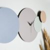 Elegáns dekoratív fém falióra, 75 cm átmérőjű, kézzel festett, csendes működésű, zöld/barna/kék | 100% fém, 1,5 mm vastag | Tökéletes otthoni dekorációhoz