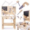 Fából készült műhely szerszámokkal egy asztalon DIY készlet