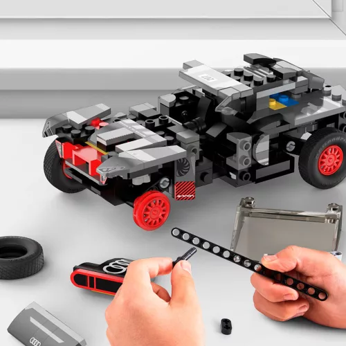 Rastar 10120 Audi RS Q e-tron autó 1:30-as kockák 376 darab.